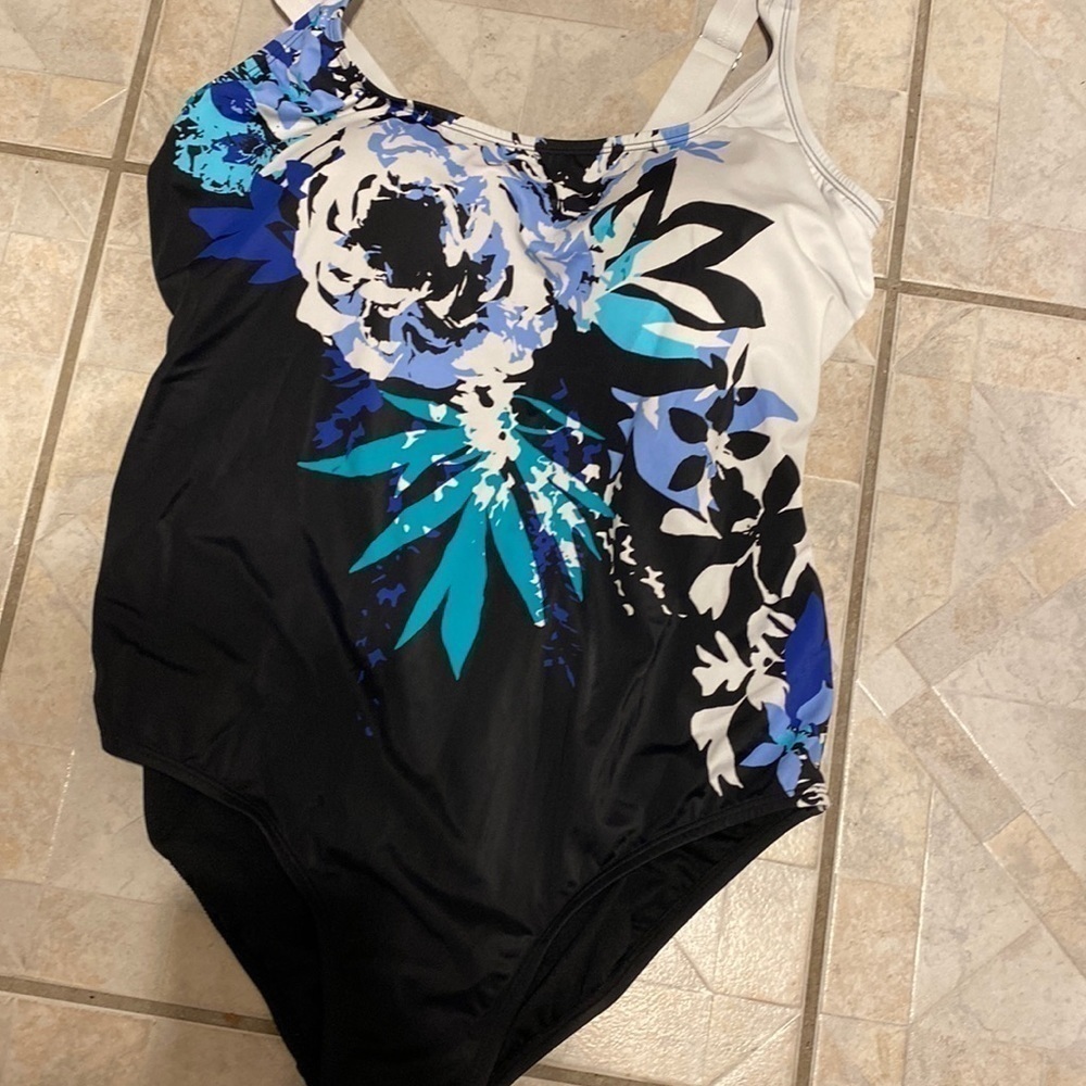 C womens Swimsuit for All one piece built in bra plus size 18. EUC